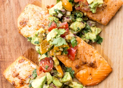 somon la cuptor cu salsa de avocado jpeg