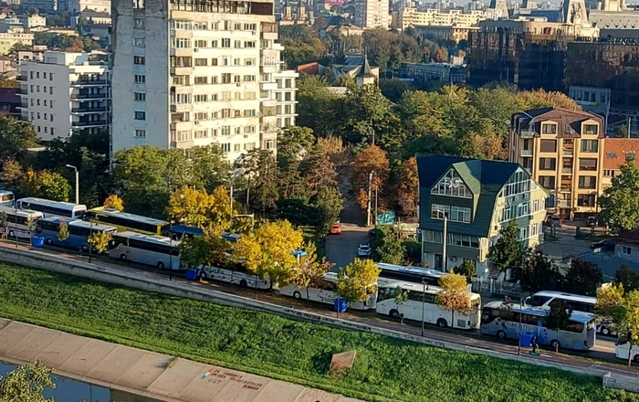 Coadă autocare pe Splai Bahlui. FOTO Mitropolia Moldovei și Bucovinei