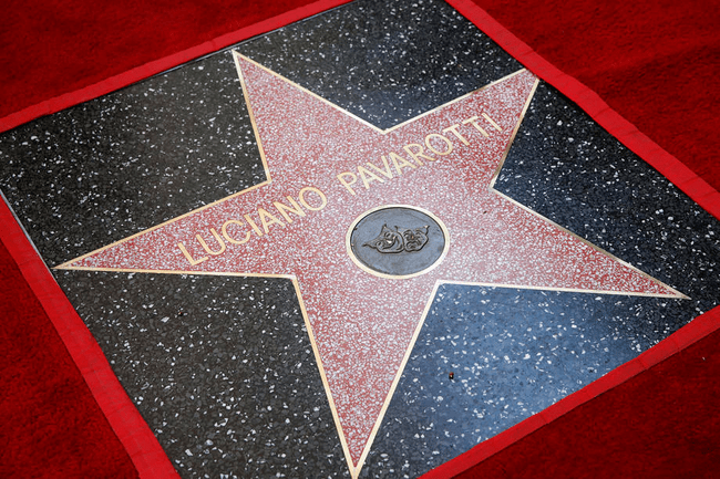 Tenorul italian Luciano Pavarotti a primit postum o stea pe bulevardul celebrităţilor de la Hollywood