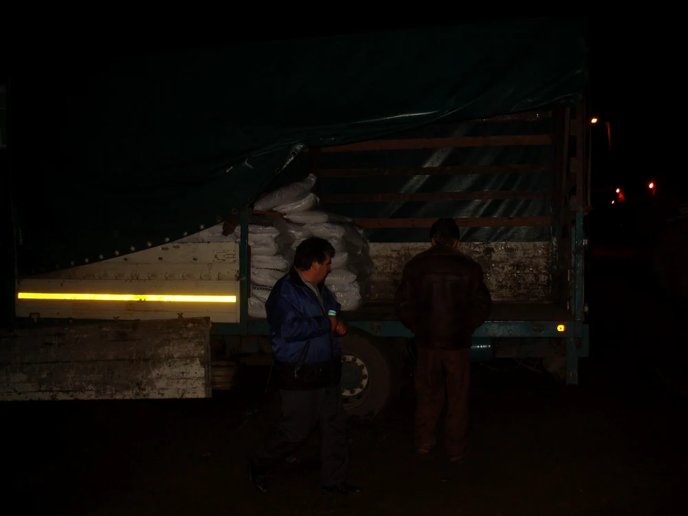 Sacii cu azotat de amoniu au fost încărcaţi în alt camion