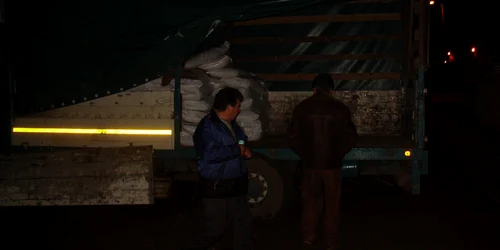 Sacii cu azotat de amoniu au fost încărcaţi în alt camion