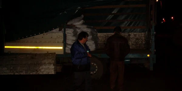 Sacii cu azotat de amoniu au fost încărcaţi în alt camion