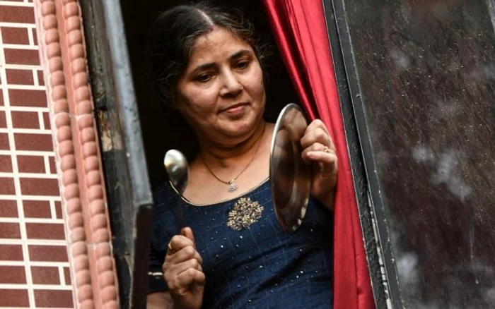 India - New Delhi - mulţumiri din balcon cu oale şi cratiţe / FOTO Profimedia / 23 mar 2020