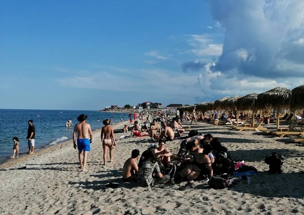 
    Terasele de la mare  sunt pline, astfel  că angajaţii sunt  solicitaţi la  maximumFoto: Click!  