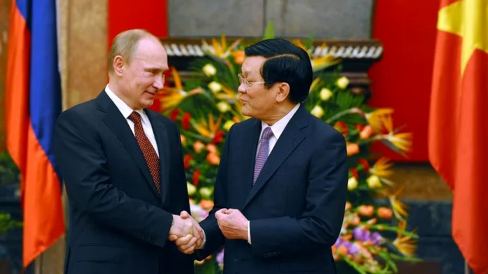 Vladimir Putin dă mâna cu preşedintele vietnamez Truong Tan Sang           FOTO Reuters