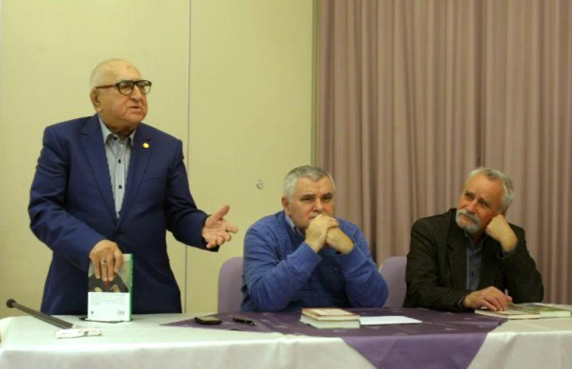 Scriitorii Dinu Săraru, Ştefan Mitroi (centru) şi Lucian Avramescu