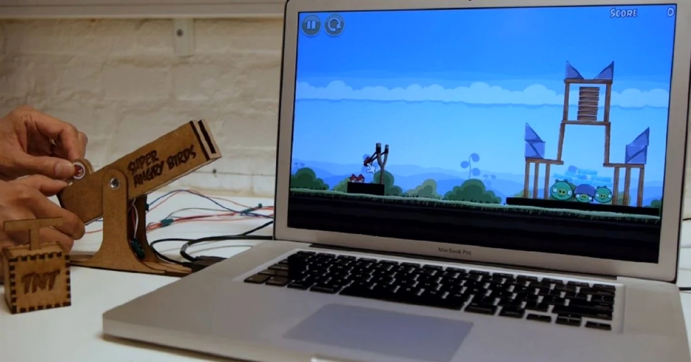 Praştia pentru Angry Birds a fost folosită pe jocul pentru PC-uri.