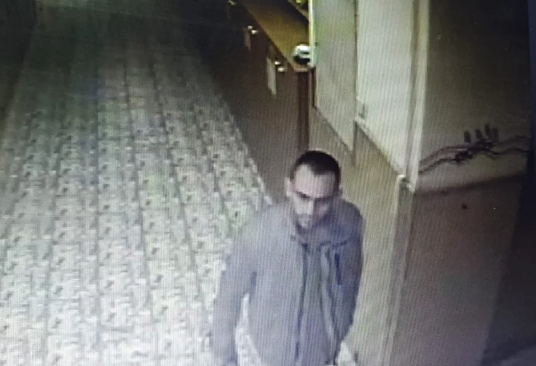 Bărbatul care a intrat în baia fetelor a fost surpsins de o cameră de supraveghere de pe holul şcolii