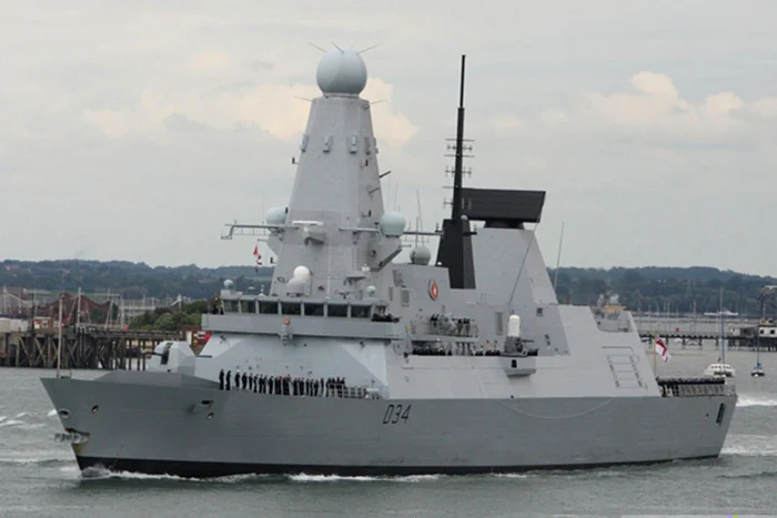 Distrugătorul britanic HMS Diamond