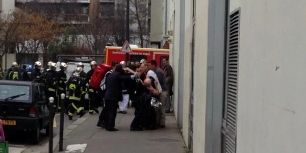 Masina cu care au fugit atacatorii este cercetata de politie FOTO AFP