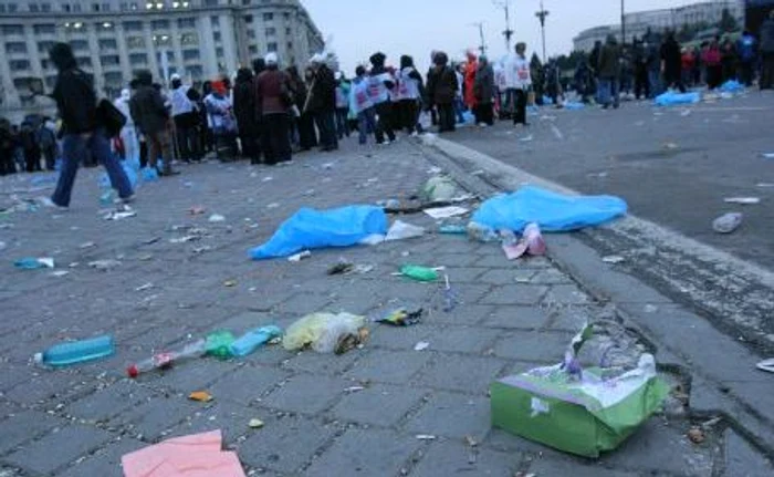 Protestatarii au urinat pe spaţiul verde