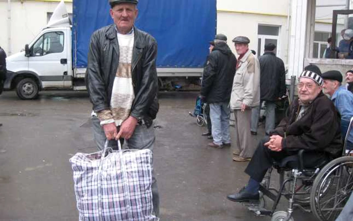 Petru Bajdu îşi cară bagajele