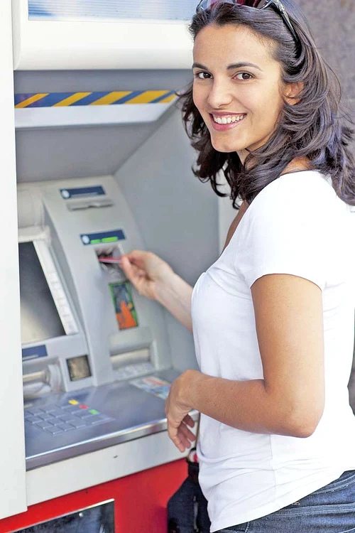 
    Din 3 martie, pe ecranul bancomatelor vor fi afişate toate costurile pe care ţi le percepe banca atunci când faci operaţiuni cu cardulfoto: 123rf  