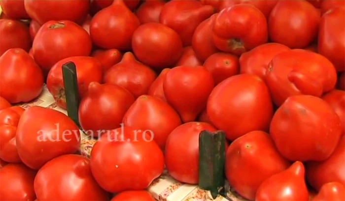 Pe pieţele buzoiene, tarabele sunt pline de roşii care sunt vândute ca fiind româneşti