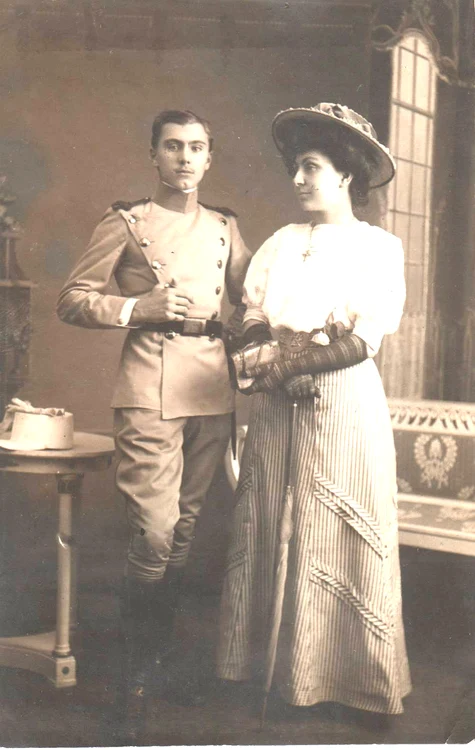 Iuliu Roşca alături de sora sa,  Ersilia,  în anul 1908