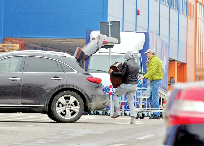 Vedeta Antenei 1 a fost ajutată de trecători să încarce marfa 