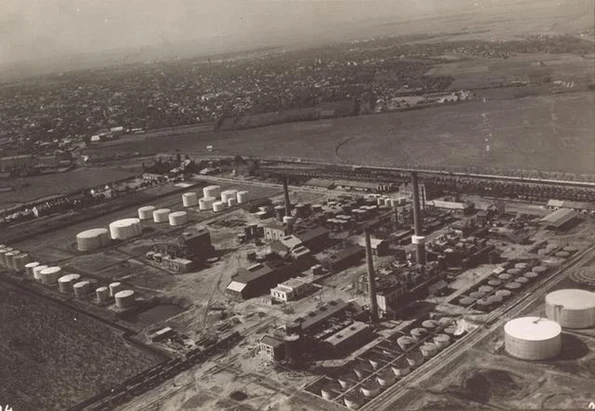 Vedere aeriană a rafinăriei Vega, în perioada interbelică (© iMAGO Romaniae)