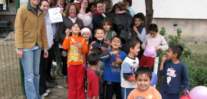 Irlandezii s-au fotografiat cu copiii cărora le-au făcut o bucurie