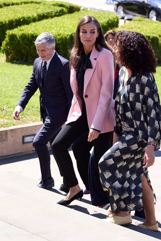 Regina Letizia cu sacou Zara. FOTO: Profimedia