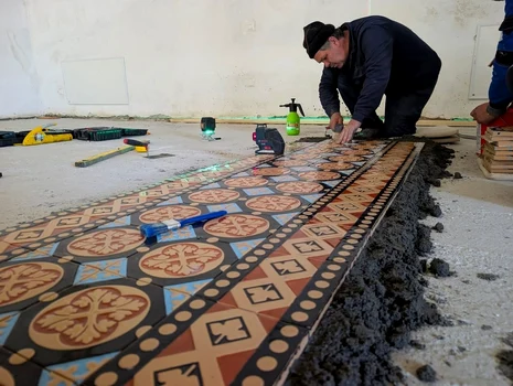 Restaurarea pardoselii „Sălii Cavalerilor” din Castelul Corvinilor (© Muzeul Castelul Corvinilor)