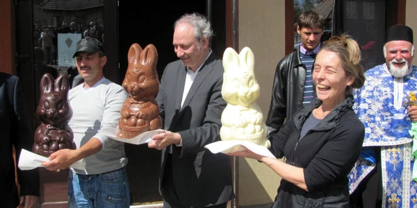 Marie (în dreapta) i-a făcut pe cei trei frați Buzești sub forma unor iepurași din ciocolată