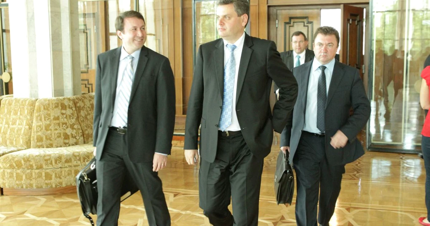 Foştii ambasadori ai Republicii Moldova în SUA (Igor Munteanu), Franţa (Oleg Serebrian) şi Italia (Aurel Băieşu) FOTO Adevărul