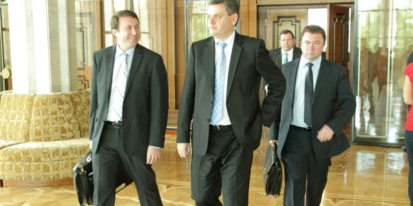 Ambasadorii Igor Munteanu, Oleg Serebrian şi Aurel Băieşu ies din sala de şedinţe
