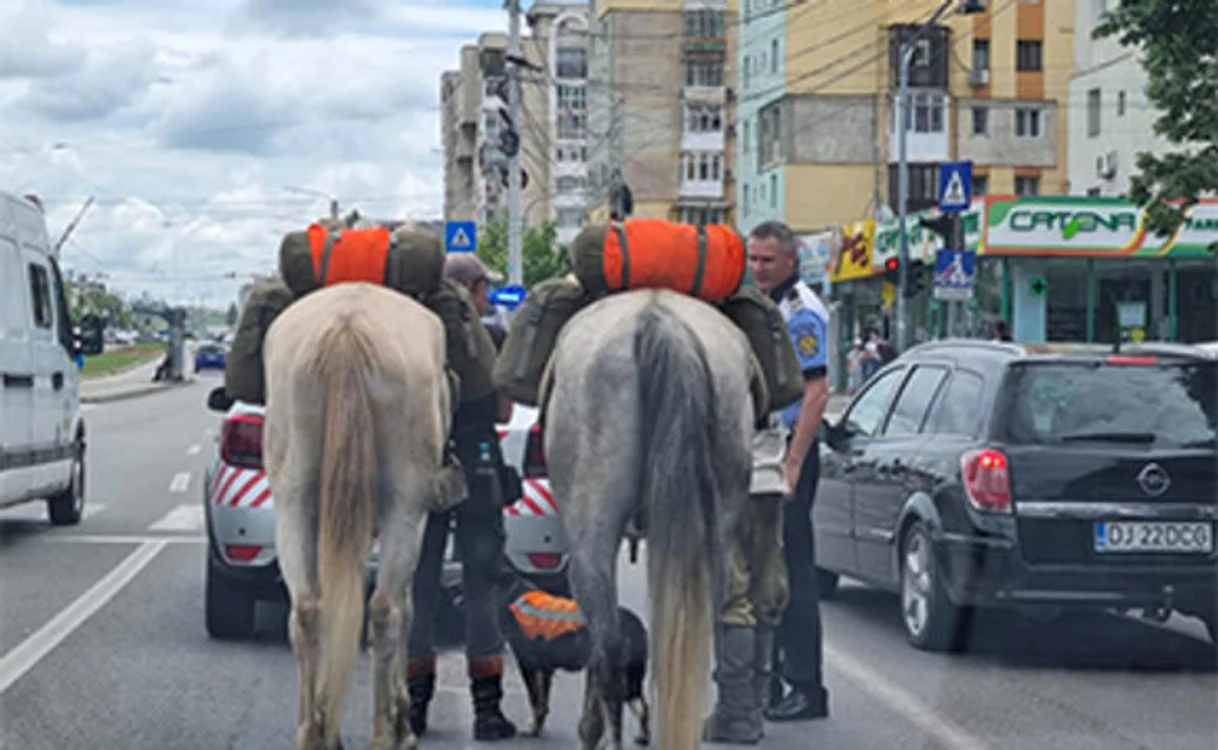 Poliţiştii locali i-au condus până la ieşirea din oraşFoto: Facebook/Oltenia TV