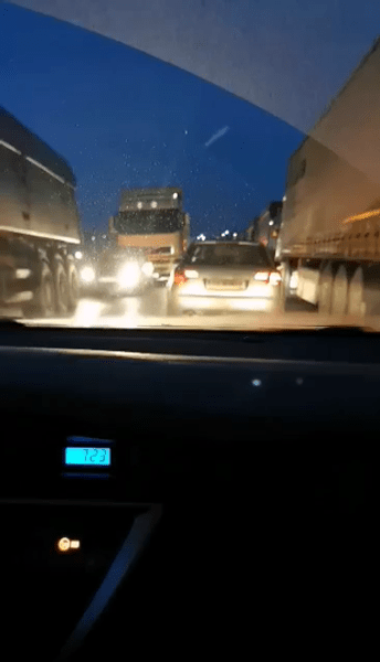 Trafic de coşmar la Vama Siret. Coada de TIR-uri care aşteaptă să iasă din ţară se apropie de Suceava