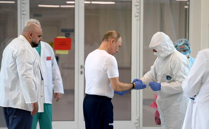 
    Vladimir Putin, în vizită la mai multe centre de vaccinare CovidFoto Profimedia  