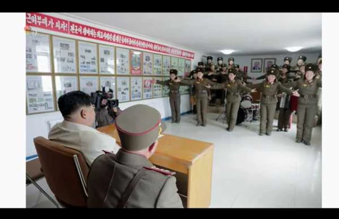 Kim Jong-un vizitand o unitate militara feminina FOTO Twitter @nknewsorg