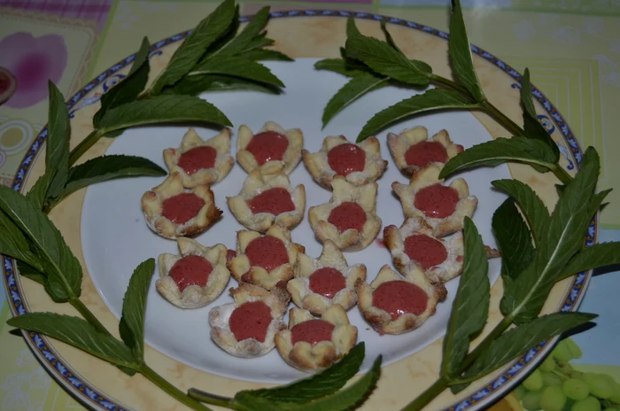 
    Minitarte cu jeleu de căpşuni  