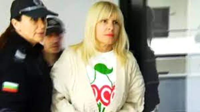 Elena Udrea în timp ce era dusă în sala tribunalului din Bulgaria. Foto: captură antena3.ro