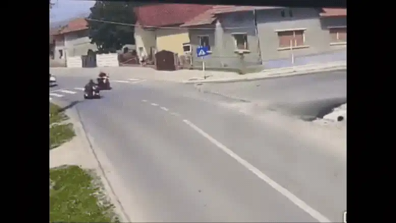 Momentul în care doi pensionari pe tricicluri electrice s-au ciocnit într-o intersecție. Amândoi au ajuns la spital