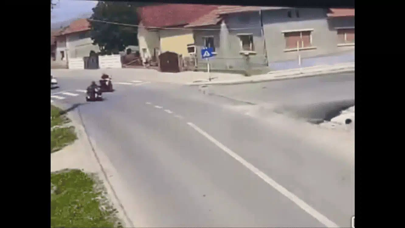 batrani pe tricicluri accident 1 gif