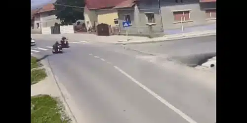 batrani pe tricicluri accident 1 gif