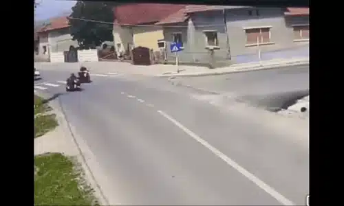 batrani pe tricicluri accident 1 gif