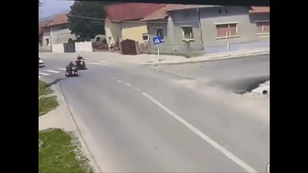 Momentul în care doi pensionari pe tricicluri electrice s-au ciocnit într-o intersecție. Amândoi au ajuns la spital