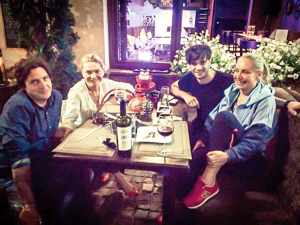 
    Vica (dreapta) şi Cristina, alături  de iubitul ei, Traian, poposesc  adesea la restaurantul lui Dima Trofim  