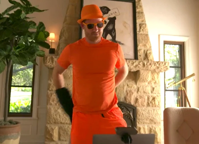 Harry a anunţat că va merge la Haga, într-o ţinută portocalie, culoare Ţărilor de Jos