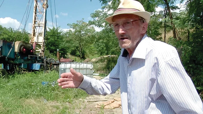 “Sondele astea ruginesc”, arată Stanciu Tudorache. Foto: Iulian Bunilă