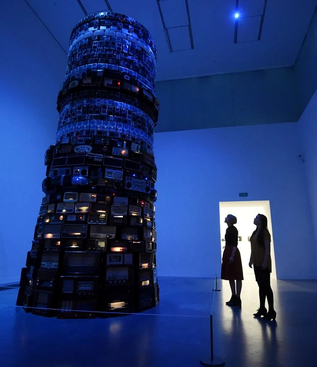 "Babel 2001" este o lucrare expusă la Muzeul Tate Modern din Londra compusă din sute de aparate radio care emit în acelaşi timp FOTO EPA