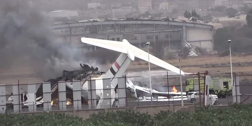 Israelul a bombardat aeroportul din Sana'a FOTO EPA EFE jpg