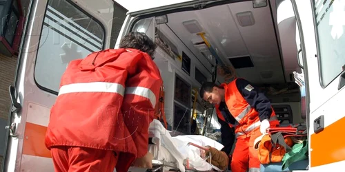 Un batran care tragea un carucior a fost accidentat grav de o autoutilitara