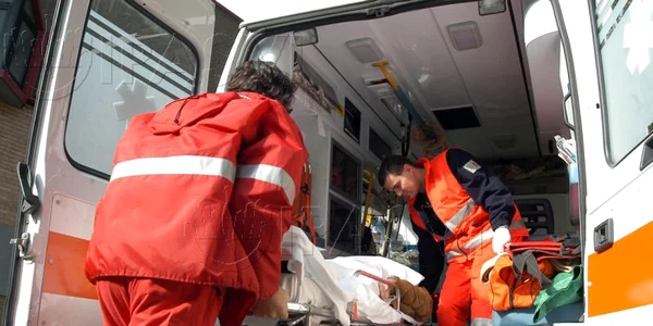 Un batran care tragea un carucior a fost accidentat grav de o autoutilitara