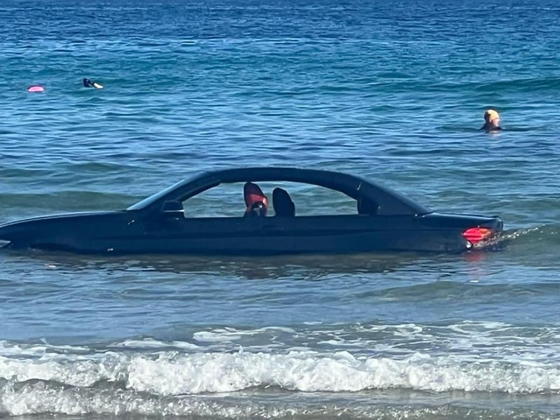 Greșeala unui bărbat care și-a parcat bolidul de lux pe malul mării. Unde și-a găsit BMW-ul decapotabil VIDEO