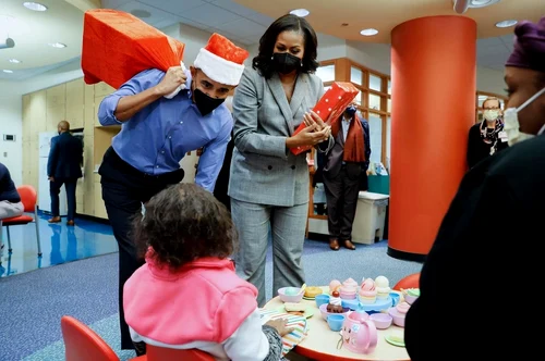 5 michelle si barack obama ajutoarele mosului pentru copiii din chicago 2021 1 jpg jpeg