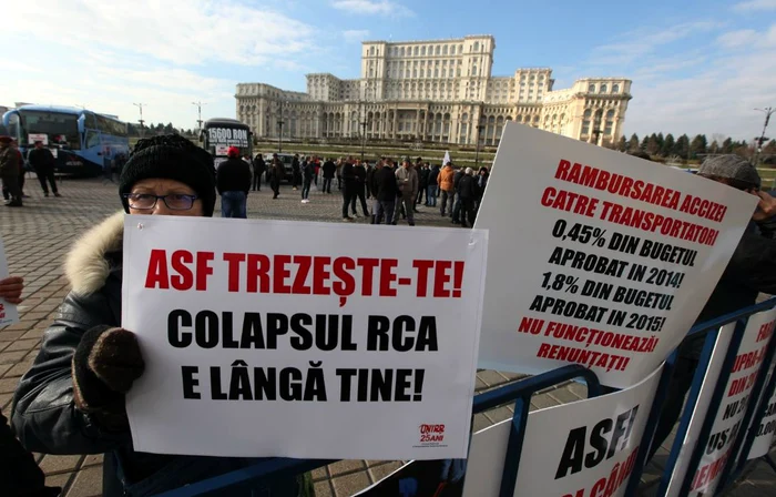 Patronii și salariații firmelor de transport au protestat în fața Parlamentului la sfârșitul anului trecut (foto: Sever Gheorghe)