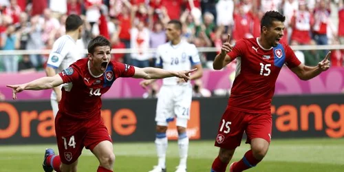 Pilar şi Baros se bucură după al doilea gol al Cehiei