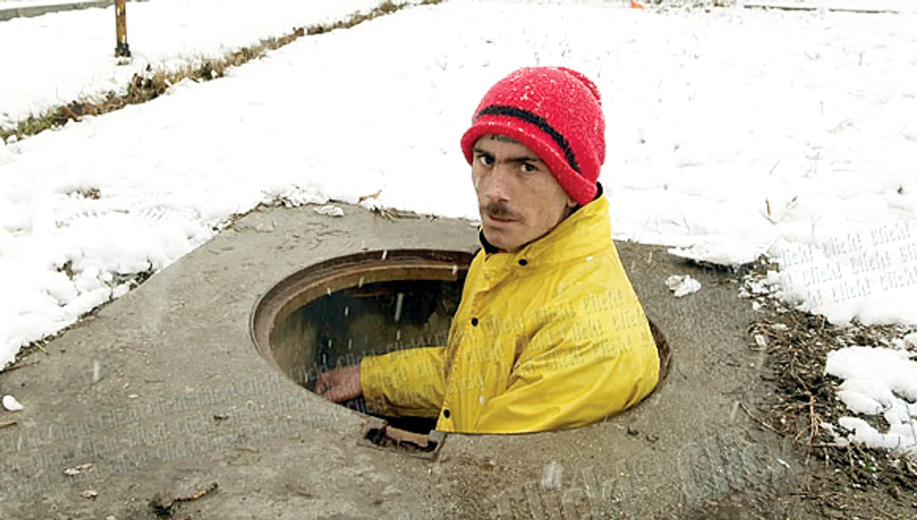 Tânărul nu are nevoie  de fereastră. Aerul îi  intră prin gura de canal